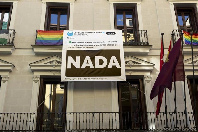 Lona desplegada en el balcón de Más Madrid en el Edificio de Grupos de la calle Mayor