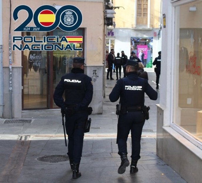Patrulla de la Policía Nacional en el centro de Granada.