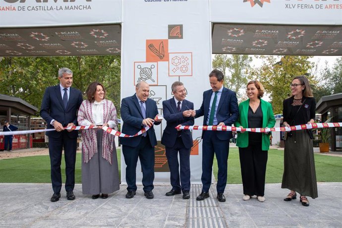 El presidente de Castilla-La Mancha, Emiliano García-Page, inaugura la Feria Regional de Artesanía, FARCAMA, que se celebra en el Paseo de Sisebuto (Toledo)