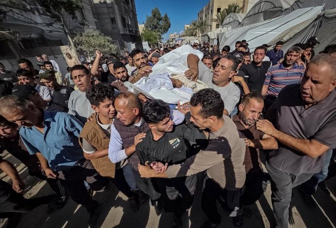 Palestinos durante el funeral de un adolescente muerto en un ataque de Israel contra la Franja de Gaza a pesar del alto el fuego pactado en octubre de 2025