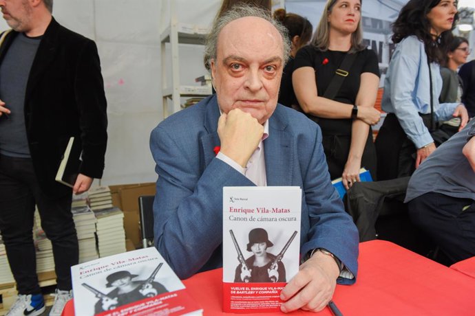 Archivo - El escritor Enrique Vila-Matas posa con uno sus ejemplares, en la Diada de San Jordi 2025, a 23 de abril de 2025, en Barcelona, Cataluña (España). Barcelona vuelve a vivir una nueva Diada de Sant Jordi, en la que se llena de libros y rosas, en u