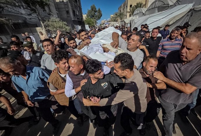 7 de outubro de 2026, Khan Yunis, Faixa de Gaza, Território Palestino: Palestinos participam do funeral de Nimer Barbakh, de 14 anos, no Complexo Médico Nasser, em Khan Yunis, no sul da Faixa de Gaza, em 7 de outubro de 2026, após ele ter falecido em cons