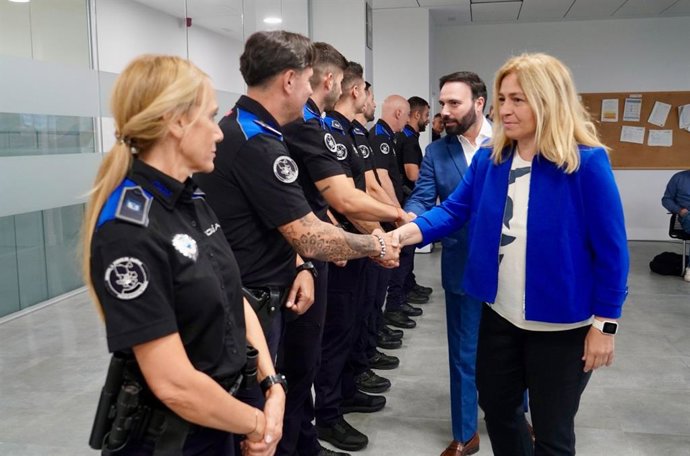 La vicealcaldesa de Madrid, Inma Sanz, saluda a agente de Policía Municipal de Madrid en la Comisaría de Puente de Vallecas