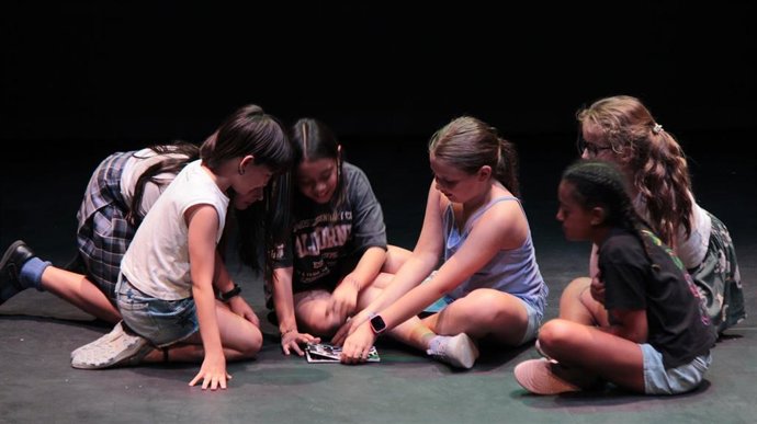 La iniciativa incluye dos talleres teatrales regulares, de acceso gratuito: uno para niños, niñas y jóvenes desde seis años, y otro para personas adultas, sin límite de edad.