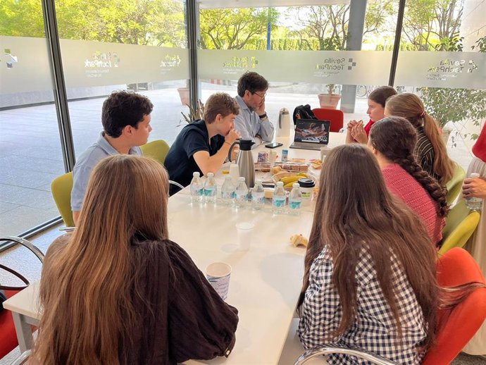 Alumnos de Bachillerato del IES Santa Ana de Sevilla en el Café con Ciencia organizado con motivo de la Semana Mundial del Espacio para despertar vocaciones científicas.