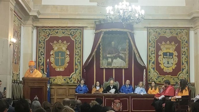 El empresario asturmexicano Carlos Casanueva durante su intervención en el acto celebrado en el Edificio Histórico de la Universidad de Oviedo.