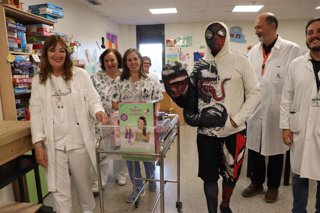 Visita de Spider-Man al Hospital Juan Ramón Jiménez de Huelva.