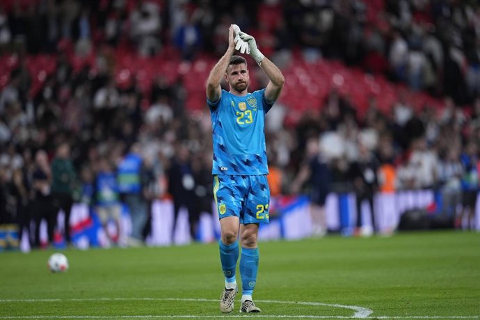 Unai Simón saluda a los aficionados tras la victoria en Wembley ante Inglaterra