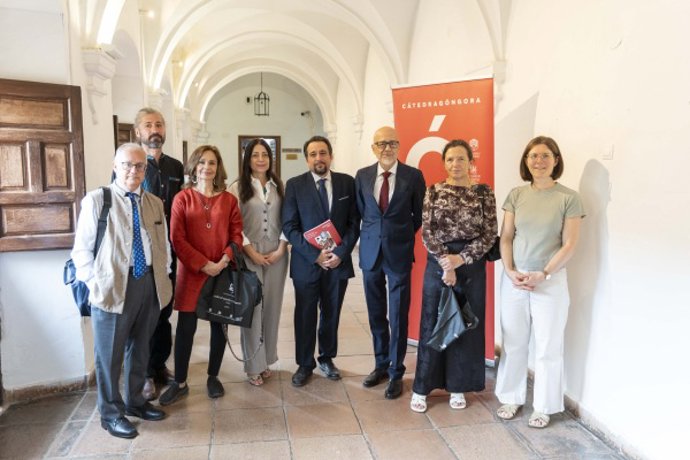 Autoridades y ponentes, antes de la inauguración de las jornadas en el Aula Magna de la Facultad de Filosofía y Letras.