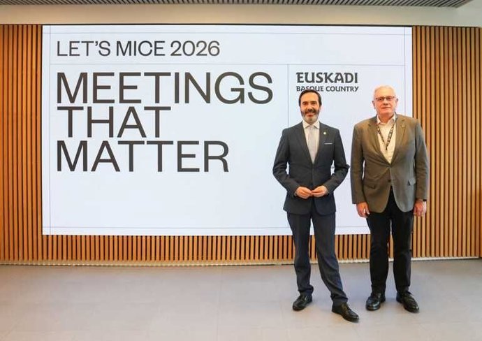 El consejero de Turismo, Javier Hurtado (d), en un acto promocional de Euskadi como destino de turismo de congresos