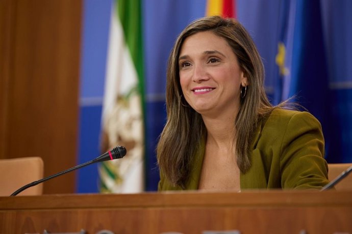 La portavoz adjunta del PSOE-A en el Parlamento andaluz María Márquez en rueda de prensa.