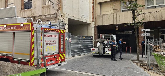 Dotación de bomberos y angentes de la Policía Municial en el lugar de los hechos.