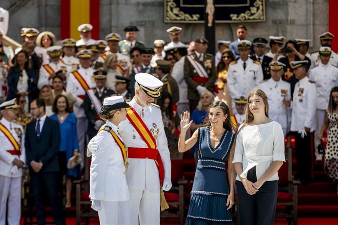 Archivo - (I-D) La Princesa Leonor; los Reyes Felipe VI y Letizia y la Infanta Sofía, durante la el juramento o promesa ante la Bandera y el acto de entrega de Reales Despachos y nombramientos a los nuevos oficiales de la Armada, en la Escuela Naval de Ma