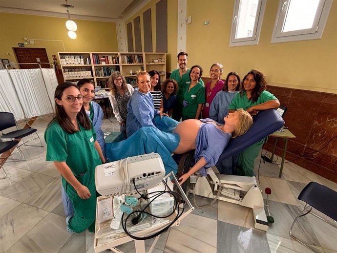 Profesionales sanitarios del Hospital de Puerto Real en una formación sobre emergencias obstétricas