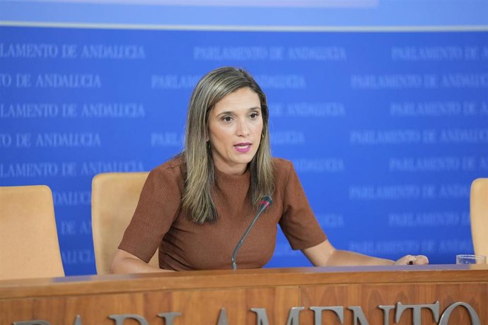 La portavoz adjunta del Grupo Socialista, María Márquez, en rueda de prensa en el Parlamento. (Foto de archivo).