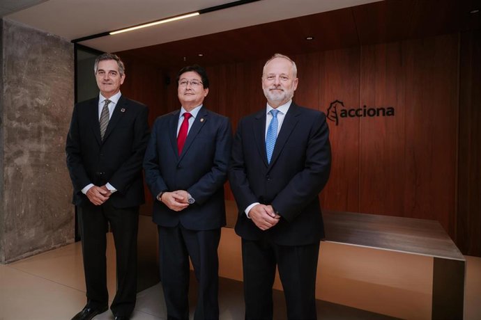 Foto de familia de la inauguración del centro de control de Acciona en Lima (Perú).