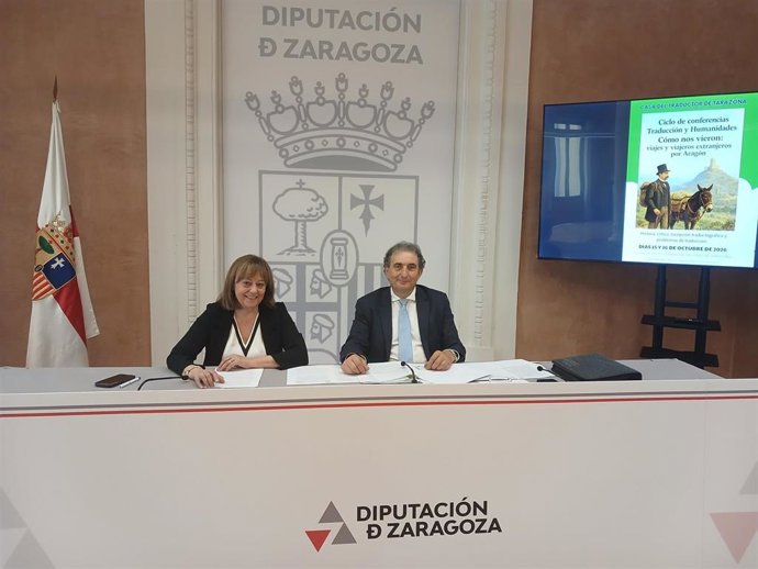 La diputada delegada de Cultura, Charo Lázaro, y el director de la Casa del Traductor de Tarazona, Juan Antonio Fuentes.