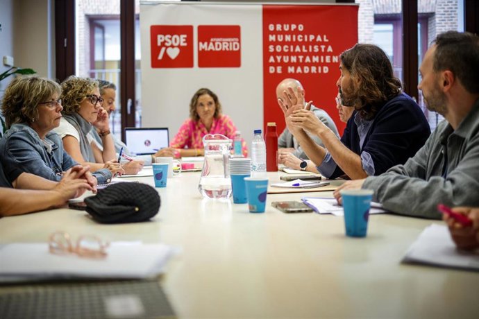 La Portavoz del Grupo Municipal socialista, Reyes Maroto (en el centro de la imagen), durante la reunión celebrada este miércoles junto a afectados por la venta de viviendas sociales de La Caixa