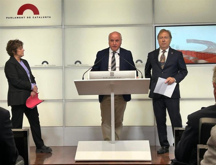Los presidentes de las Cámaras de Barcelona, Josep Santacreu; de Girona, Jaume Fàbrega, y de Manresa (Barcelona), Sílvia Gratacòs, en una rueda de prensa en el Parlament