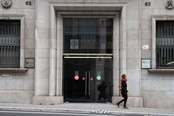 Archivo - Fachada de la sede de la sindicatura de Cuentas en Vía Laietana 60
