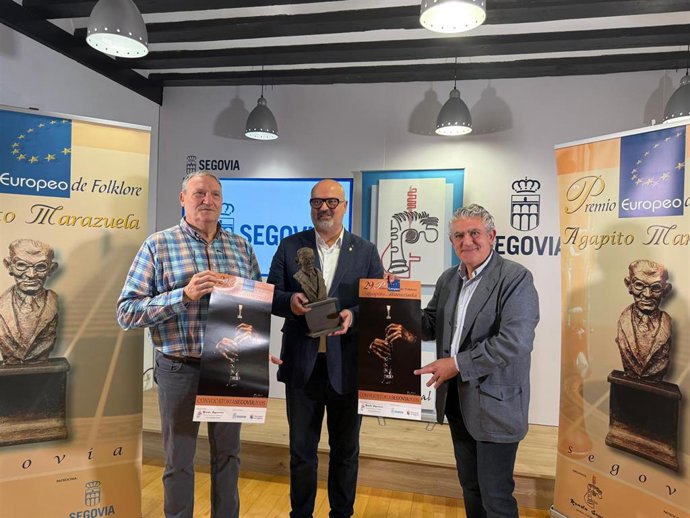 El presidente de la Ronda, Carmelo Gozalo (izda); el concejal de Cultura, Juan Carlos Monroy (con el busto del premio), y el diputado de Cultura, José María Bravo.