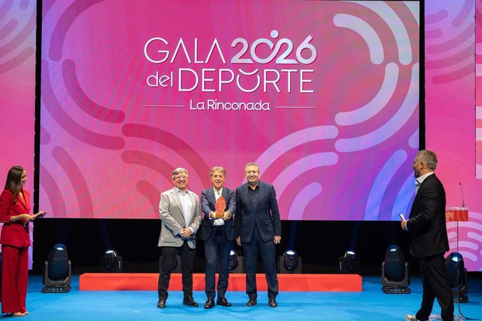 El presidente de la Federación Andaluza de Ciclismo, Joaquín Cuevas, junto al exciclista y actual comentarista de TVE, Pedro Delgado, y al alcalde de La Rinconada, Javier Fernández, en la Gala Del Deporte.