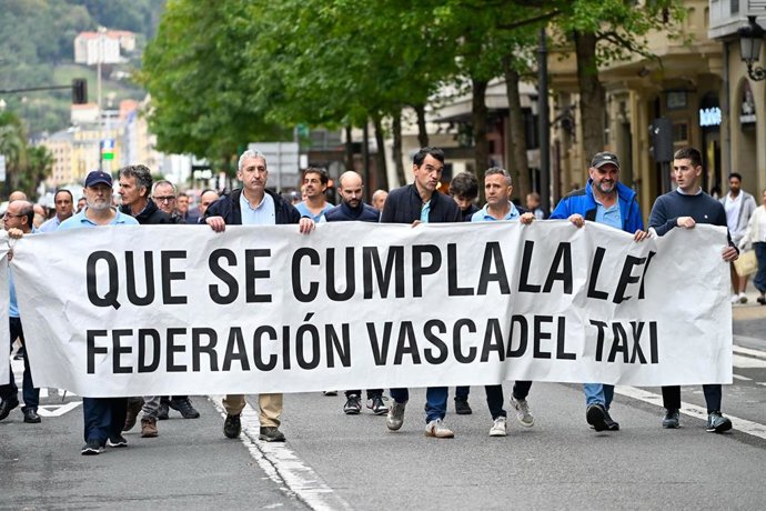 Taxistas durante una concentración, a 7 de octubre de 2026, en San Sebastián, Guipúzcoa, País Vasco (España)