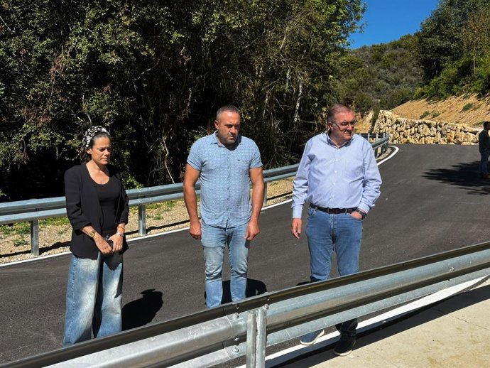 El vicepresidente de la Diputación de León, Roberto Aller (derecha), ha recibido las obras de la LE-4103 acompañado por el vicepresidente para el Bierzo, Luis Alberto Arias, y la alcaldesa de Vega de Valcarce, Alba Rodríguez.
