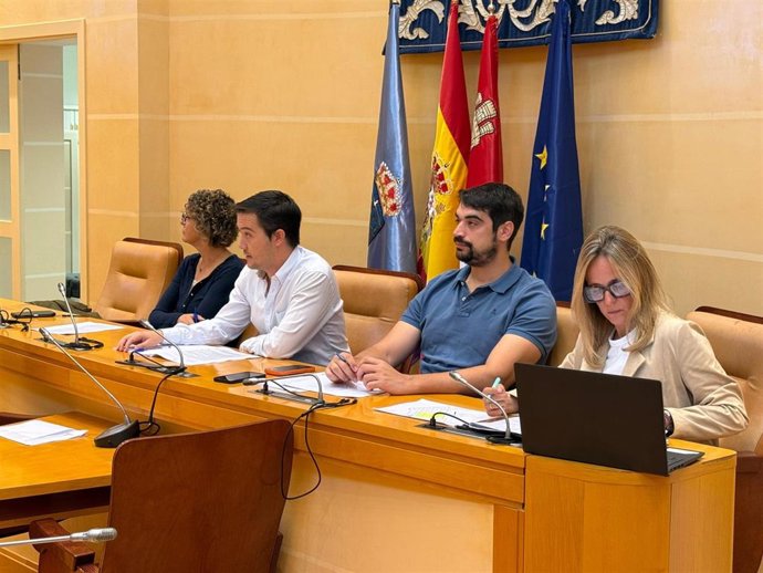 El concejal de Sostenibilidad Ambiental, Gabriel Cobos (centro, dcha) durante el sorteo de huertos de ocio.
