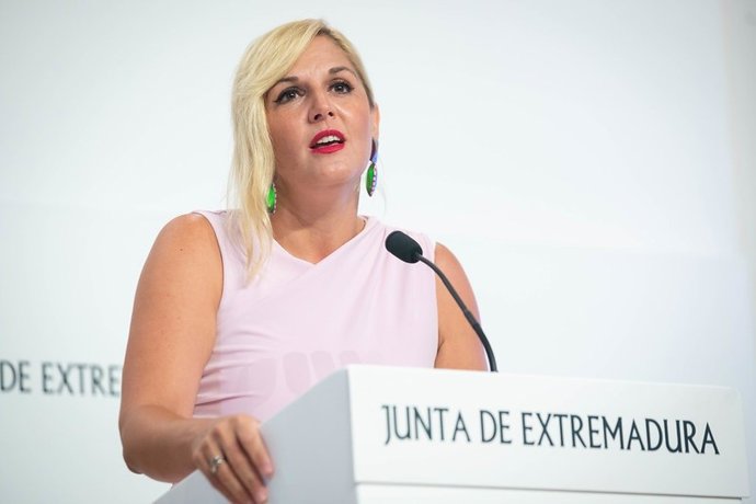 La portavoz de la Junta de Extremadura, Elena Manzano, en rueda de prensa tras el Consejo de Gobierno