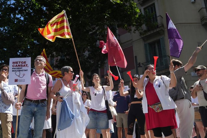 Archivo - Desenes de persones durant una concentració de facultatius