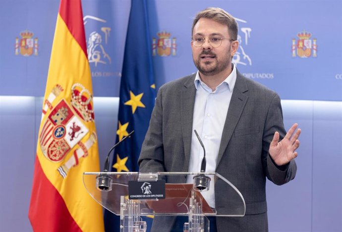 El portavoz adjunto de Sumar en el Congreso, Alberto Ibáñez, durante una rueda de prensa en el Congreso de los Diputados, a 8 de septiembre de 2026, en Madrid (España).