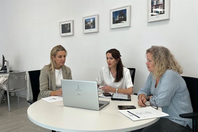 La alcaldesa de Alcalá de Guadaíra, Ana Isabel Jiménez, acompañada de la delegada de Salud y Consumo, Lidia Ballesteros, en su visita a la Oficina de Atención al Consumidor.