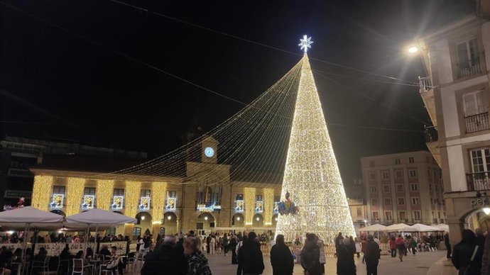 Archivo - Luces de Navidad en Avilés.