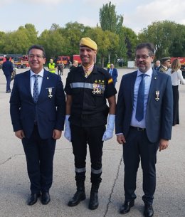 Ministerio de Defensa entrega la Cruz al Mérito Militar con distintivo blanco al secretario general de Interior, Emergencias y Protección Civil de la Junta, Fernando Manzano, y al director general de Prevención y Extinción de Incendios, José Antonio Bayón