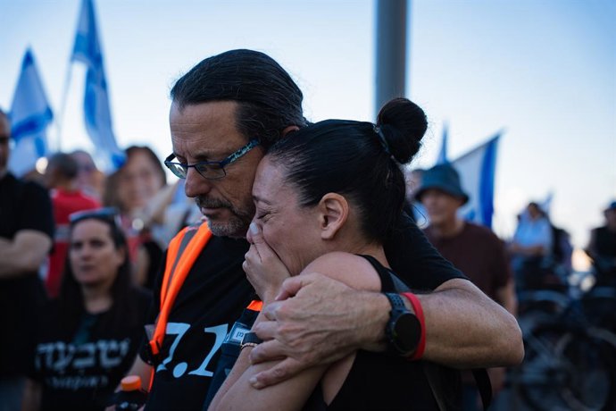 7 de outubro de 2026, Israel, Tel Aviv: Um manifestante consola outro durante um protesto contra o governo israelense no terceiro aniversário do ataque do Hamas a Israel, ocorrido em 7 de outubro. Foto: Yoav Ginsburg/ZUMA Press Wire/dpa