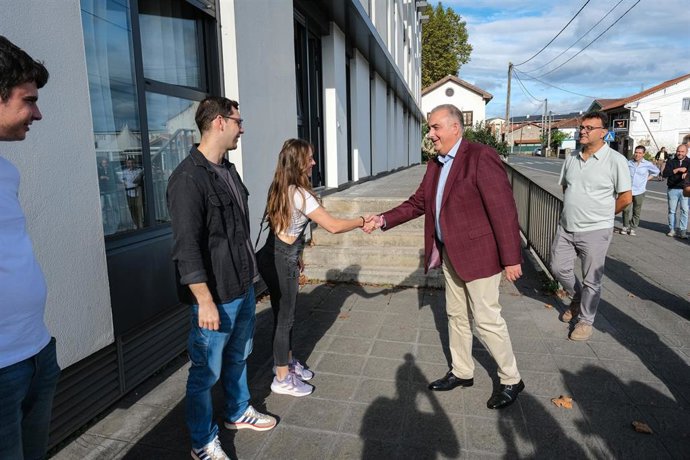 El consejero de Fomento, Vivienda, Ordenación del Territorio y Medio Ambiente, Roberto Media, hace entrega de llaves a los inquilinos de dos viviendas protegidas de alquiler asequible en Orejo.