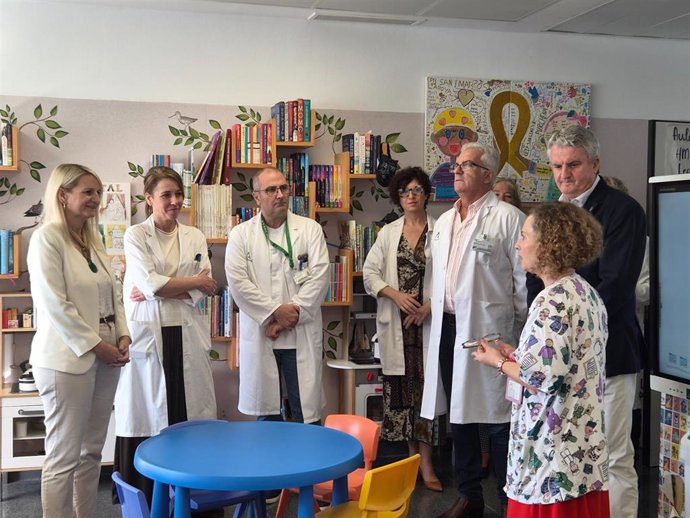 Visita a las aulas hospitalarias del Materno Infantil 'Princesa Leonor' de Almería.