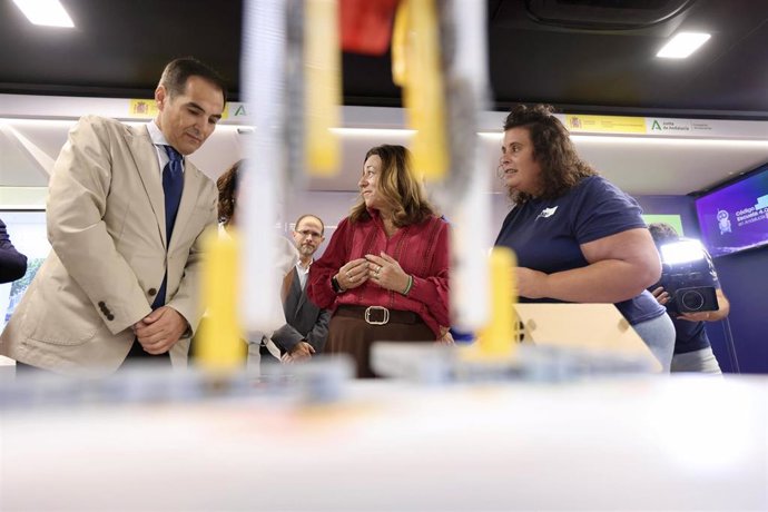 Los consejeros de Educación, María del Carmen Castillo (c), y de Inteligencia Artificial, Desarrollo Digital y Administración Pública, José Antonio Nieto (i), presentan el aula móvil STEAM. A 30 de septiembre de 2026 en Sevilla (Andalucía, España).