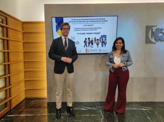 La delegada de Derechos Sociales de la Diputación, Irene Aguilera, y el delegado de Desarrollo Educativo y FP y de Universidad, Investigación e Innovación de la Junta, Diego Copé.