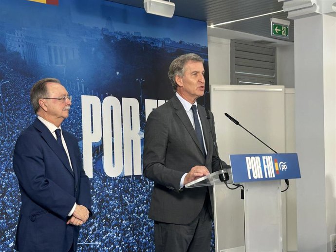 El presidente del Partido Popular, Alberto Núñez Feijóo, y el presidente de Ceuta, Juan Jesús Vivas, durante una comparecencia, en el Centro Cultural Estación de Ferrocarril, a 7 de octubre de 2026, en Ceuta (España). 