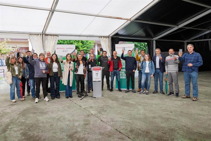 La directora general de Medio Ambiente, Ana Bretaña y el alcalde de Lekunberri, Arkaitz Goikoetxea, con representantes de los establecimientos adheridos a la iniciativa.