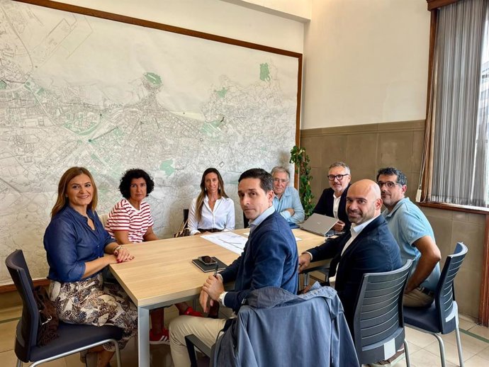 Reunión de los concejales  de Infraestructuras Urbanas y Rurales del Ayuntamiento de Gijón, Gilberto Villoria, yl de Urbanismo, Jesús Martínez Salvador, con la Unión de Comerciantes del Principado de Asturias.