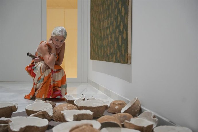 Archivo - La consejera de Cultura, Patrimonio Histórico y Deporte, Patricia del Pozo, visita las exposiciones 'El megalitismo en tierras de Almería' y 'La huella permanente'. Imagen de archivo.