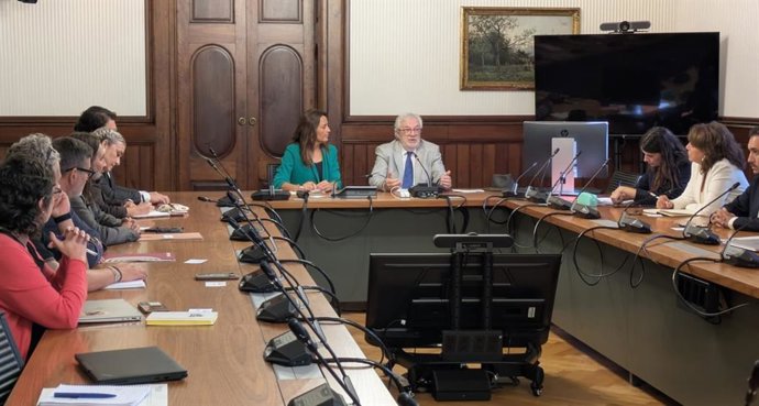 La consellera de Educación de la Generalitat, Esther Niubó, y el presidente del Consell d'Educació de Catalunya, Joan Manuel del Pozo, en la reunión de constitución del debate sobre el sistema educativo con los grupos del Parlament.