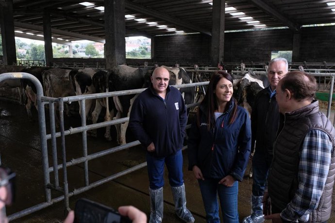 Visita de la conselleira do Medio Rural, María José Gómez, a la explotación láctea Casa Farruquiño de Lalín (Pontevedra)