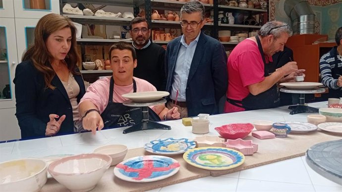 El delegado de Empleo, Empresa y Trabajo Autónomo de la Junta en Granada, Javier Martín Cañizares, ha visitado junto a la directora del Ecoparque de Hospitalarias Fundación Purísima Concepción, Verónica Contreras, los talleres del Centro Albayzín