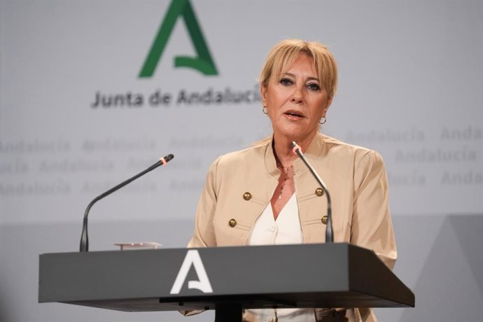 La vicepresidenta tercera, consejera de Economía, Hacienda y Fondos Europeos y portavoz de la Junta de Andalucía, Carolina España, en la rueda de prensa posterior a la reunión del Consejo de Gobierno.