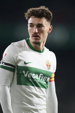 Archivo - Josan Ferrández, jugador del Elche CF, en el partido contra el Sevilla en el Estadio Manuel Martínez Valero en la temporada 2025-26.