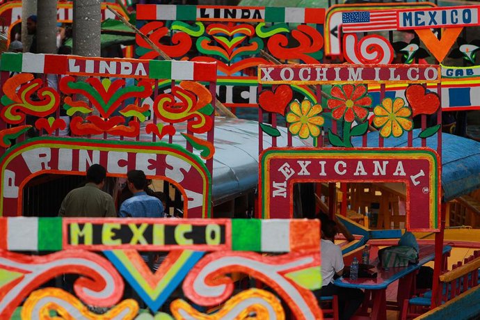 Archivo - 14 July 2019, Mexico, Mexico City: A general view of a number of Trajinera traditional boats at the Embarcadero Nuevo Nativitas Xochimilco tourist attraction, declared a World Heritage Site in 1987. Photo: Francisco Estrada/NOTIMEX/dpa